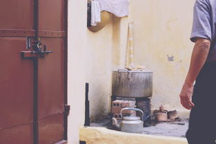 凌晨突发！三名男子暴力砸窗盗窃手机店，警方火速介入追捕